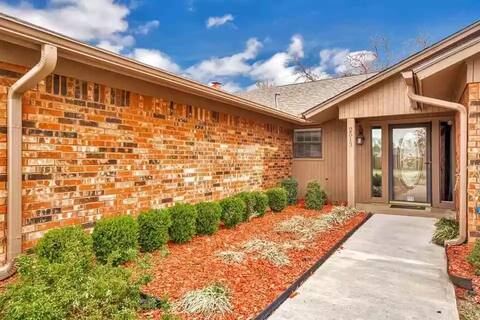 LARGE, open space house less than 5 minutes from Ft. Sill